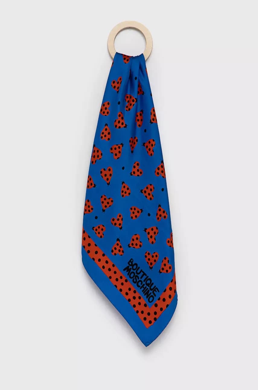 Eșarfă de brand pentru accesorizarea impecabilă a oricărei ținute a persoanei iubite