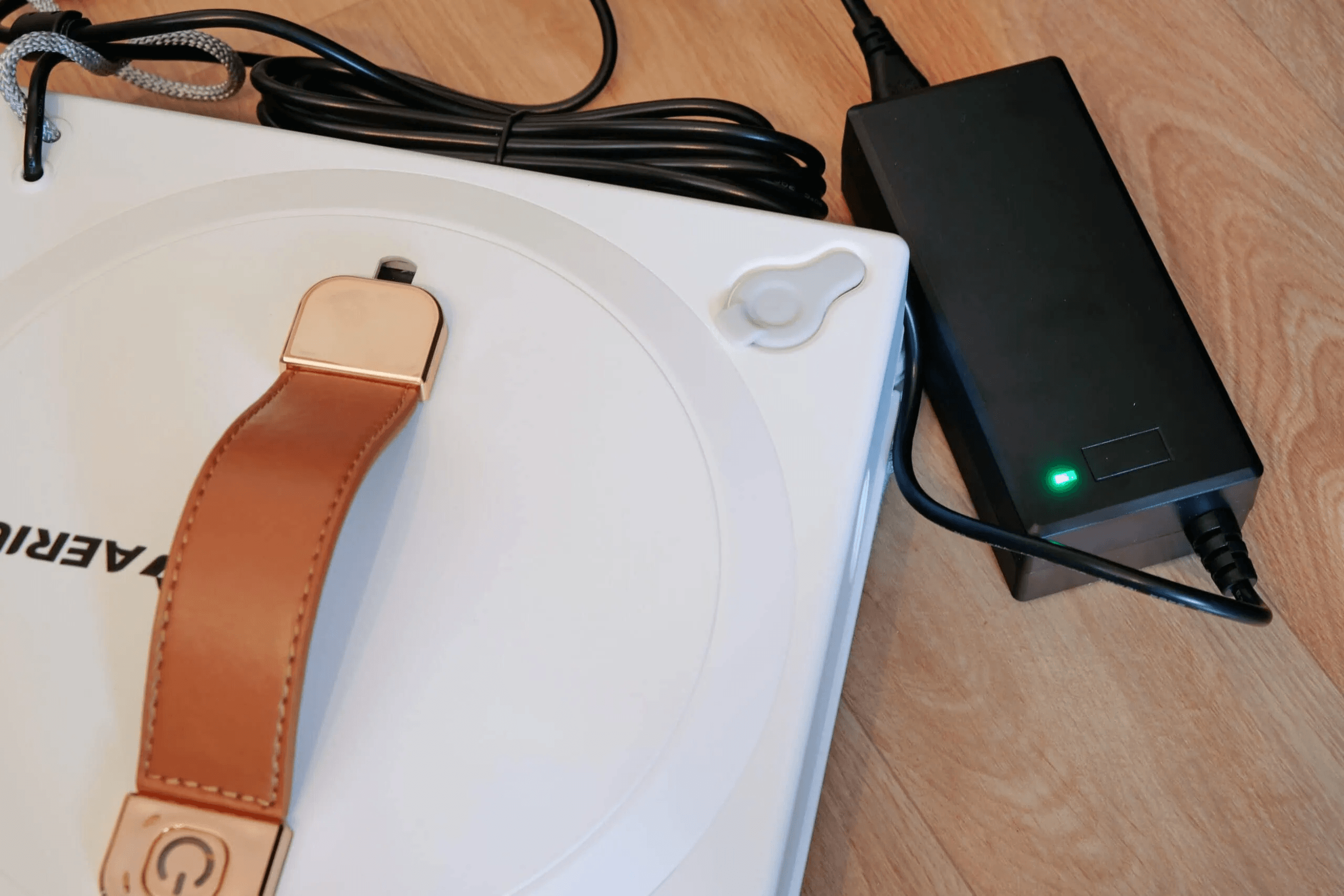 Recenzie a robotului de curățat geamuri Aerium Dewis SQ572