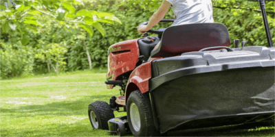 Tractoraș de tuns iarbă