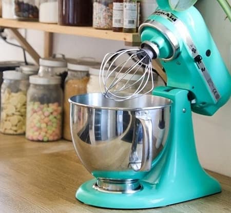 Ajutor în bucătărie – cadou la 40 ani practic și perfect pentru o gospodină desăvârșită