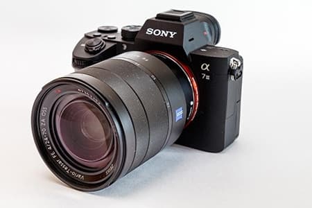Aparat-foto-mirrorless-–-un-cadou-30-ani-pentru-o-femeie-careia-ii-place-sa-surprinda-viata-in-diverse-ipostaze.jpg