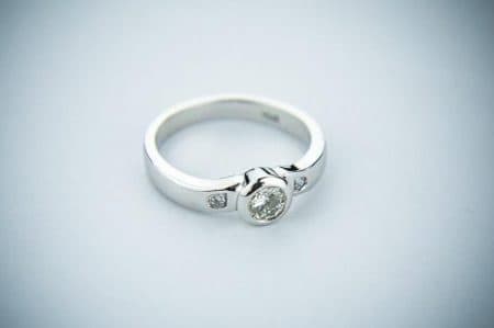 Bijuterii din aur alb și roz cu diamante pentru o femeie prețioasă