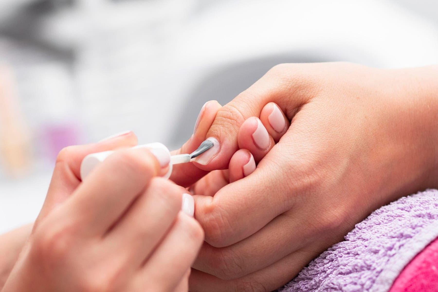 Cele mai bune kituri de unghii – geluri și oje semipermanente