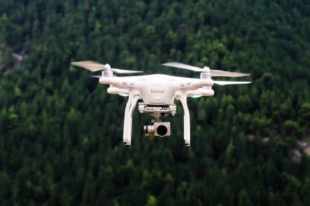 Dronă de monitorizare pentru un vânător pasionat de gadget-uri