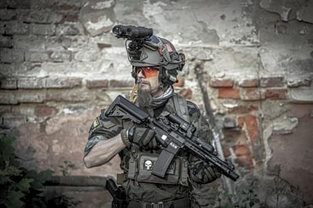 Echipament de airsoft – un cadou bărbați 50 ani pentru cei care iubesc adrenalina