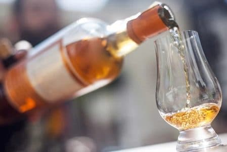 cadou iubit whisky