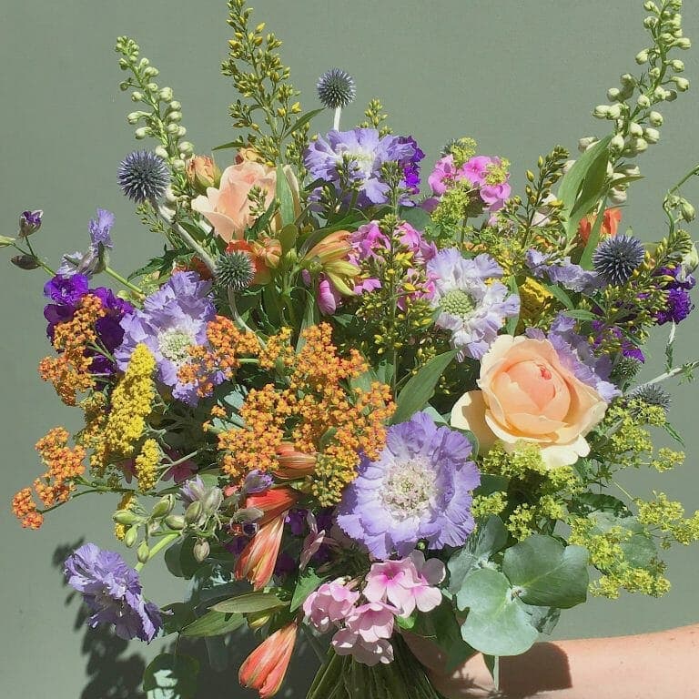 aranjament floral cadouri de Moș Nicolae pentru ea