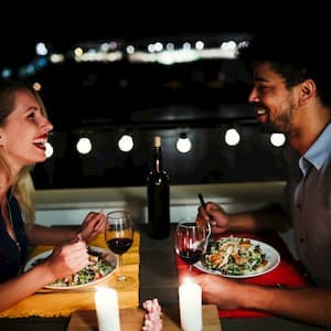 cine romantica cadouri pentru 8 martie