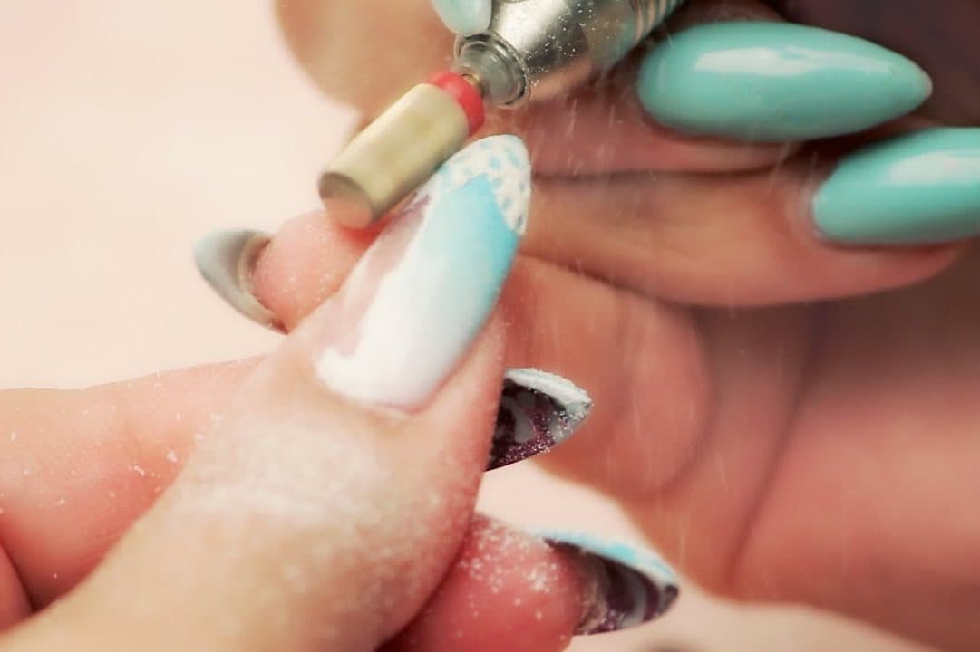 cadou iubita pila de unghii