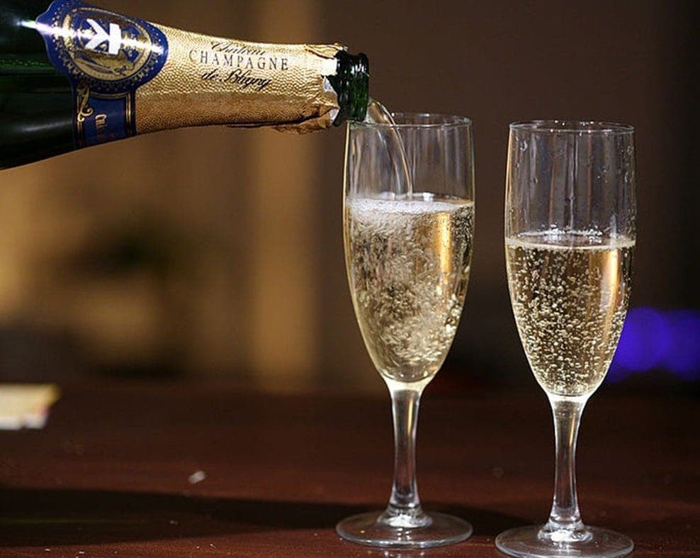 cadou de casă nouă pentru prieteni sampanie