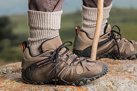 Încălțăminte outdoor pentru bărbații care apreciază mersul lejer și confortabil
