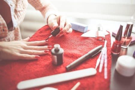 15 ide de cadou pentru soacră de Crăciun și 8 Martie-Kit de unghii pentru o soacră care își dorește o manichiură perfectă