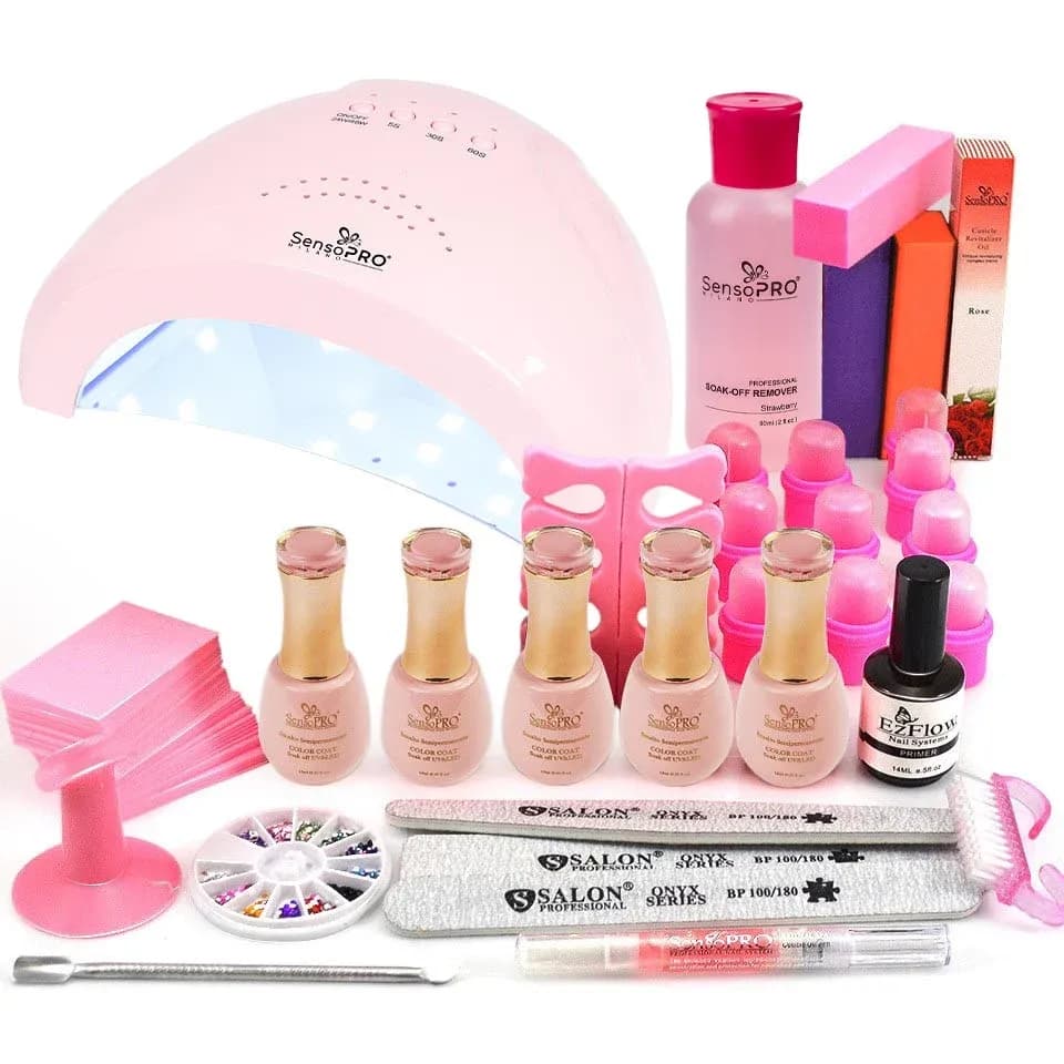 Kit de unghii pentru o sărbătorită care prețuiește manichiura perfectă