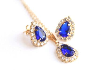 Lănțișor cu pandantiv din aur și diamante pentru o sărbătorită cu adevărat specială