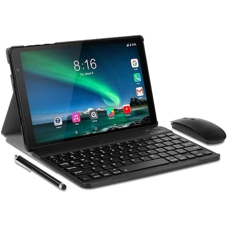 Tablete pentru explorarea lumii în format digital pentru o femeie căreia îi place tehnologia