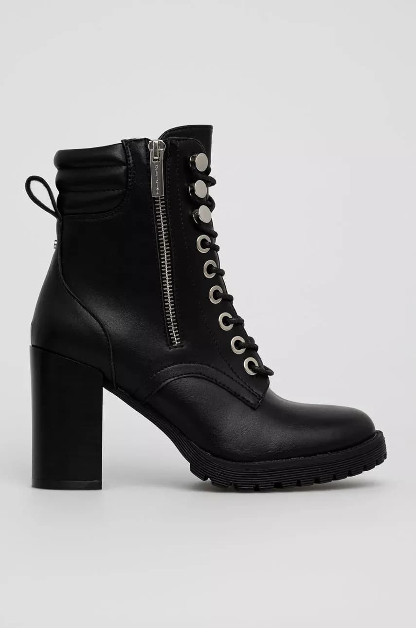 13. Set cizme sau botine de brand pentru o femeie căreia mersul pe jos i se pare confortabil și avantajos