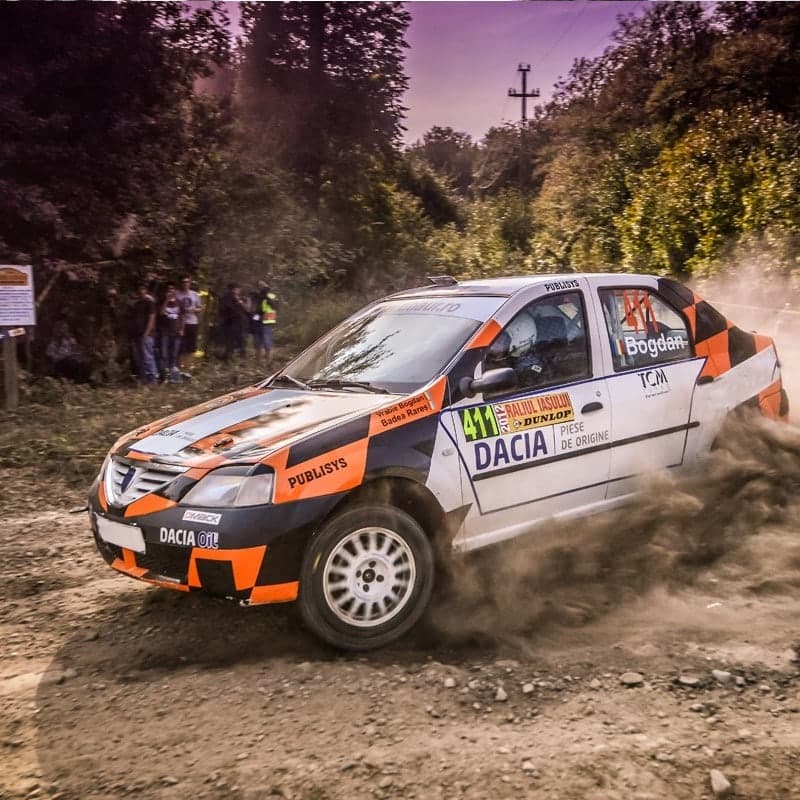 Test cu mașina de rally pentru tații pasionați de șofat