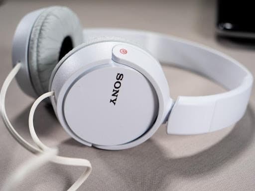 Set de căști audio Sony pentru o femeie cu auzul foarte fin