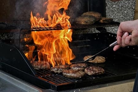 Set de ustensile de grătar pentru cele mai savuroase petreceri aniversare de acum înainte