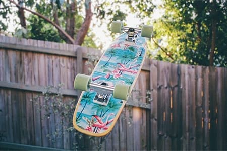 Skateboard pentru cei cărora le place să se aventureze pe străzi