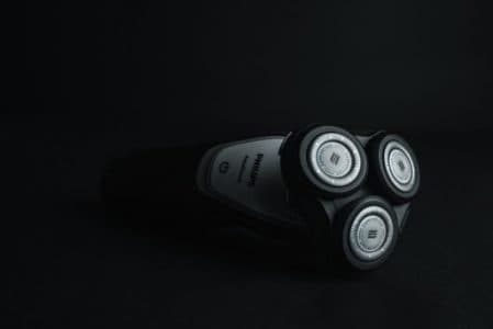 Un aparat electric de bărbierit ultra performant pentru un adult căruia îi place să arate bine