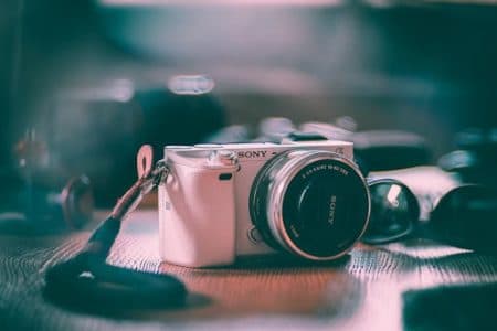 15 ide de cadou pentru soacră de Crăciun și 8 Martie-Un aparat foto mirrorless performant pentru o soacră pasionată de fotografiat