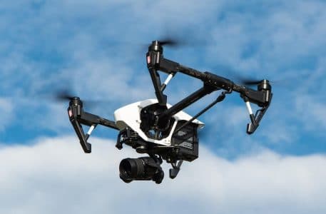 Un gadget cool pentru un adult care se bucură de accesoriile smart