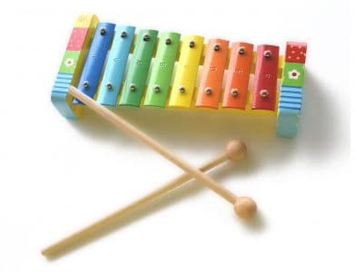 Un instrument muzical de jucărie pentru o viitoare vedetă rock