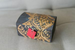 Cutie cadou explozivă pentru a cuceri un bărbat care este pasionat de obiectele handmade originale