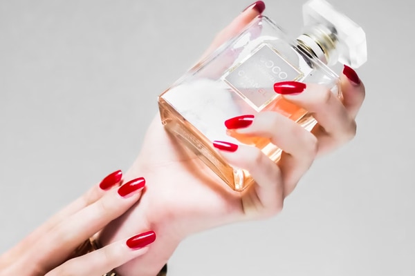 Cele mai bune parfumuri pentru femei din 2024 – TOP 5 parfumuri dama