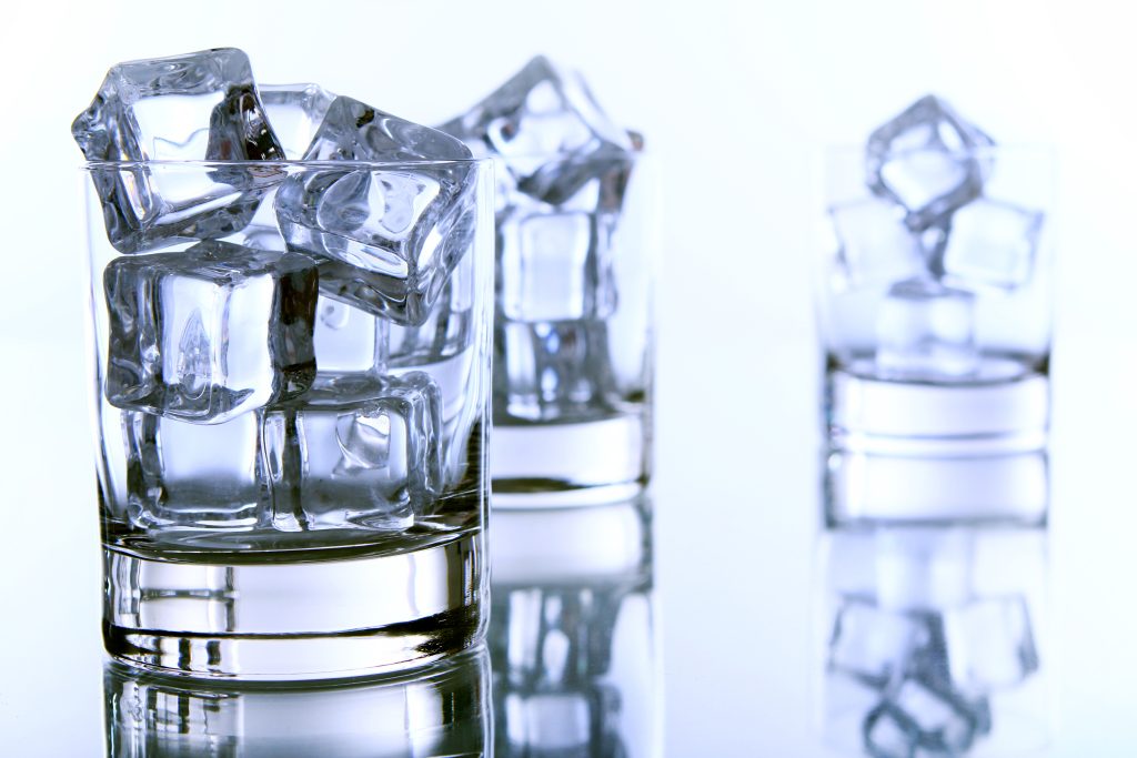 Cele mai bune mașini de gheață 2023 – glass filled with ice cubes